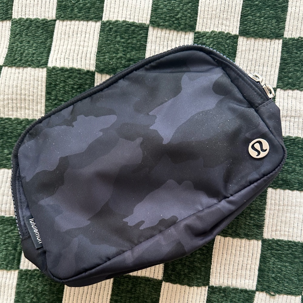 Lululemon Everywhere Belt Bag Large 2L - Black Camo